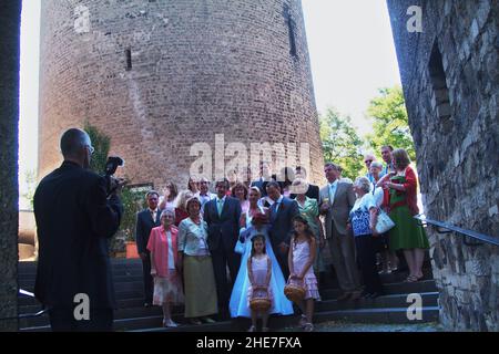 Hochzeitsgesellschaft auf der Godesburg Ruine, Bad Godesberg, NRW, Deutschland, Europa | matrimonio alle rovine di Godesburg, Bad Godesberg, North RH Foto Stock