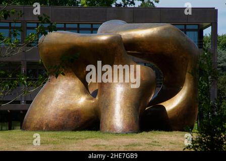 Ehemaliges Bundeskanzleramt mit Plastik «Two Large Forms» von Henry Moore, heute Bundesministerium für wirtschaftliche Zusammenarbeit und Entwicklung, Foto Stock