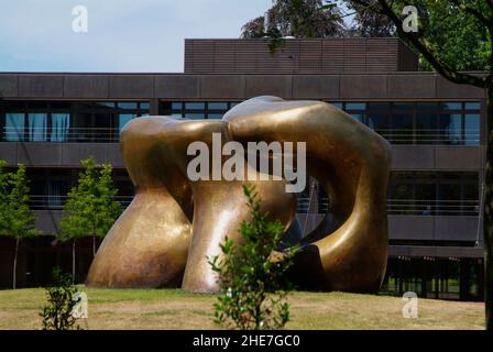 Ehemaliges Bundeskanzleramt mit Plastik «Two Large Forms» von Henry Moore, heute Bundesministerium für wirtschaftliche Zusammenarbeit und Entwicklung, Foto Stock