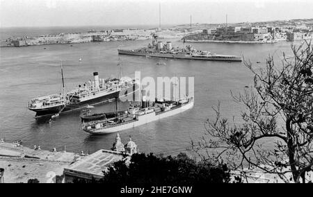 HMS Hood battlecruiser della Royal Navy britannica ormeggiata nel Grand Harbour, noto anche come Porto di la Valletta, Malta, nel novembre 1936 Foto Stock