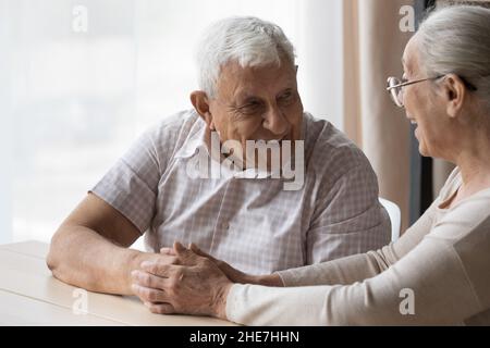 Felice amorevole vecchia coppia di famiglia che comunica a casa. Foto Stock