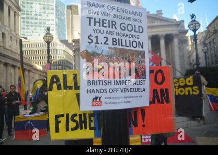 I manifestanti sono venuti alla banca d'inghilterra chiedendo il ritorno dei depositi d'oro sono restituiti al governo eletto per legge Foto Stock