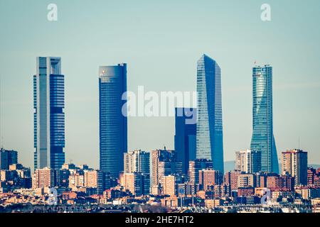 Madrid, Spagna - 31 dicembre 2021: Paesaggio urbano della Cuatro Torres Business Area. Distretto finanziario Foto Stock