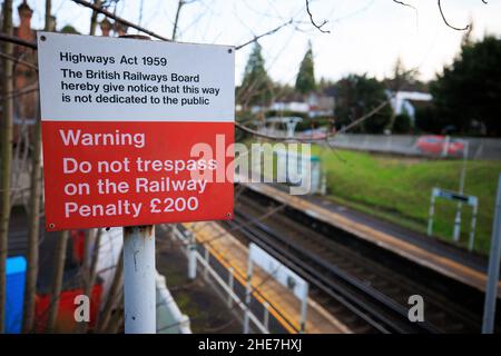 Non fatevi scovare dalla segnaletica che avverte le persone di non trasgressarsi sulla ferrovia alla stazione ferroviaria di Kenley nella zona sud di Londra Foto Stock