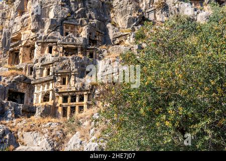 Antiche tombe scavate nelle rocce nelle rovine di Myra di Lycia Foto Stock