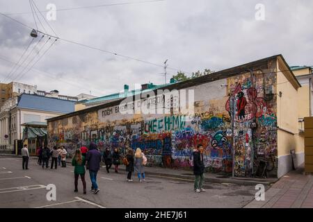 Mosca, Russia - 30 Settembre 2017 - Vista del Muro di Tsoy su Arbat Street con i tifosi che commemorano il famoso rocker Foto Stock