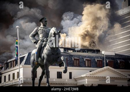 Città del Capo, Sudafrica, 01-03-2022: Una statua di Louis Botha guarda sopra come il Parlamento del Sudafrica e l'Assemblea nazionale brucia Foto Stock