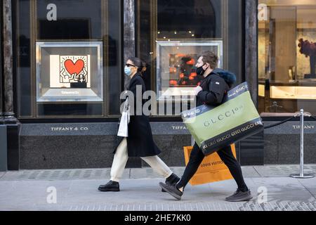 Gli acquirenti trasportano i loro articoli di lusso del marchio da varie etichette di marca mentre fuori shopping lungo Old Bond Street, Mayfair, Londra, Inghilterra, Regno Unito Foto Stock