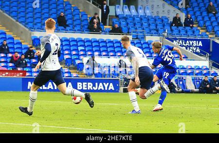 Cardiff, Galles, Regno Unito. 9th gennaio 2022: Cardiff City Stadium, Cardiff, Galles; fa Cup 3rd Round, Cardiff City Versus Preston North End; Isaak Davies di Cardiff City spara per segnare il suo primo obiettivo di rendere 1-0 nel 41st minuti di credito: Action Plus Sports Images/Alamy Live News Foto Stock