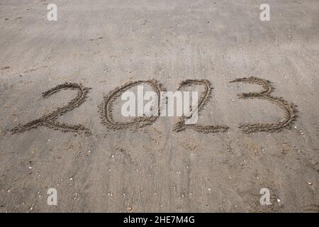 il testo 2023 scritto nella sabbia sulla spiaggia Foto Stock