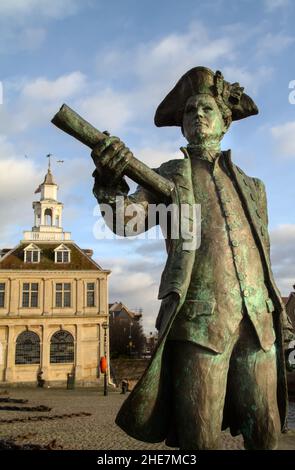 Statua in bronzo del capitano George Vancouver di fronte alla dogana, Purfleet Quay King's Lynn UK Foto Stock