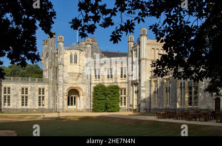 Vista del Back of Grade 1 elencato Highcliffe Castle dal terreno, Christchurch UK Foto Stock