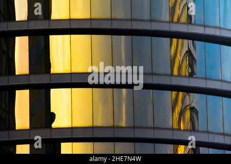 Riflessi su vetro di un edificio di uffici. Foto Stock