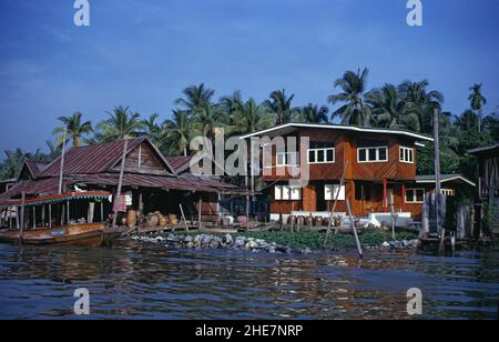 Thailandia. Bangkok. Case sul fiume. Foto Stock