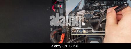 pulizia con polvere da hardware del computer sporco. servizio di pulizia.  ventola del computer con molta polvere Foto stock - Alamy