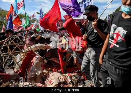 I manifestanti distruggono un effigie del presidente filippino Rodrigo Duterte durante una protesta per celebrare la Giornata Internazionale dei diritti umani 73rd all'Università delle Filippine a Quezon City, Metro Manila. Migliaia di attivisti di vari gruppi si sono schierati contro l'attuazione della controversa legge antiterrorismo e delle presunte violazioni dei diritti umani, tra cui gli attacchi ai lavoratori dei mezzi di comunicazione e presunte uccisioni extragiudiziali nel giro di vite del Presidente Duterte contro le droghe illegali. Filippine. Foto Stock