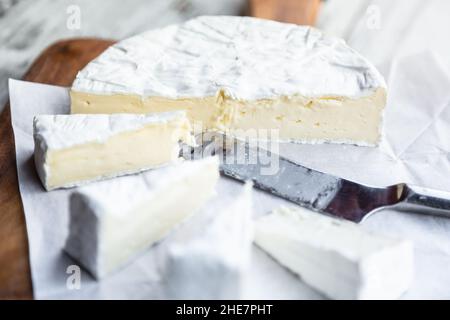 formaggio camembert affettato sul tagliere Foto Stock