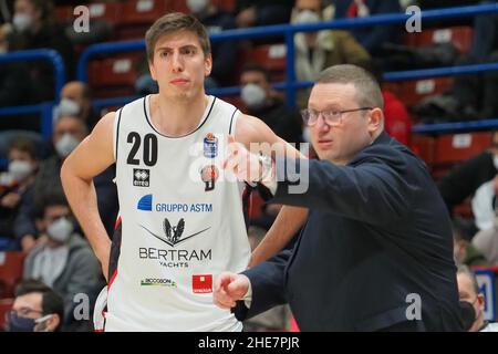 Mediolanum Forum, Milano, 09 gennaio 2022, Luca Severini (Bertram Derthona Basket Tortona) e Marco Ramondino, allenatore Bertram Derthona Basket Tortona durante AX Armani Exchange Milano vs Bertram Derthona Tortona - Campionato Italiano di Basket A Series Foto Stock