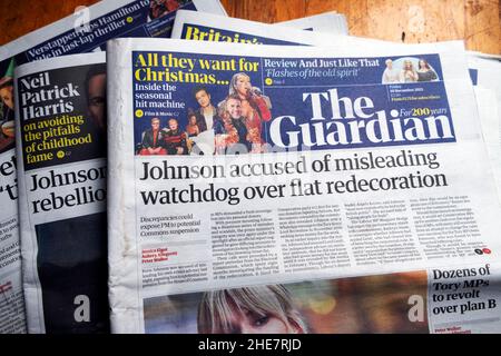 PM Boris 'Johnson accusato di watchdog fuorviante su flat redecoration' prima pagina del titolo del giornale Guardian il 10 dicembre 2021 Londra UK Foto Stock