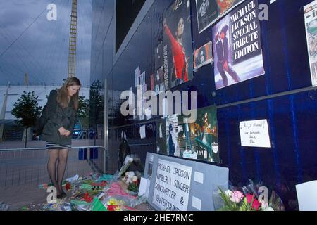 Il fan di Michael Jackson si trova in un santuario della cantante americana, Tribute ha lasciato un santuario per Michael Jackson, fuori dalla O2 Arena, Londra. Foto Stock