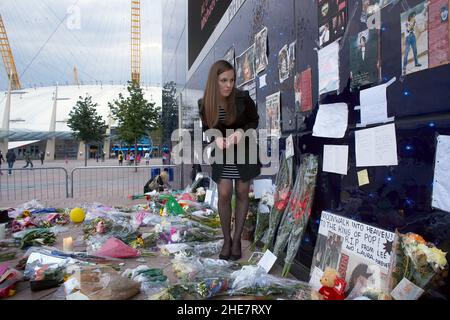 Il fan di Michael Jackson si trova in un santuario della cantante americana, Tribute ha lasciato un santuario per Michael Jackson, fuori dalla O2 Arena, Londra. Foto Stock