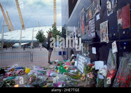 I fan di Michael Jackson si trovano in un santuario del cantante americano, Tribute ha lasciato un santuario per Michael Jackson, fuori dalla O2 Arena di Londra. Foto Stock