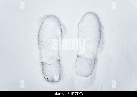 Impronta di scarpe nella neve. Singola impronta chiaramente definita di una scarpa nella neve. Foto Stock