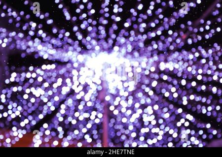 Luce bokeh viola astratta a forma di stella a raffica Foto Stock