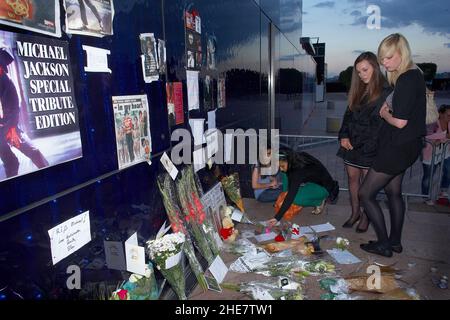 I fan di Michael Jackson si trovano in un santuario del cantante americano, Tribute ha lasciato un santuario per Michael Jackson, fuori dalla O2 Arena di Londra. Foto Stock