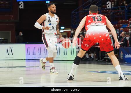 Milano, Italia. 09th Jan 2022. Chris Weight (Bertram Derthona Basket Tortona) durante AX Armani Exchange Milano vs Bertram Derthona Tortona, Campionato Italiano di Basket a Serie a Milano, Italia, Gennaio 09 2022 Credit: Independent Photo Agency/Alamy Live News Foto Stock