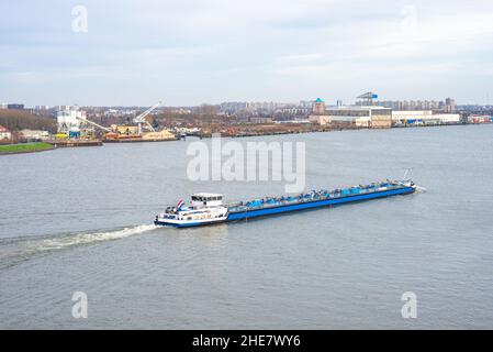 La nave nautica interna naviga sul fiume Mosa (Maas) vicino a Rotterdam, Paesi Bassi Foto Stock