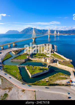 Il ponte Rio-Antirrio, ufficialmente il ponte Charilaos Trikoupis, i ponti più lunghi con stallini a più campate, la Grecia. Foto Stock