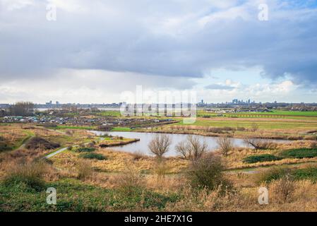 Vista da una piccola collina nel parco ricreativo 'Buytenpark' a Zoetermeer, Paesi Bassi. All'orizzonte si può vedere lo skyline dell'Aia. Foto Stock