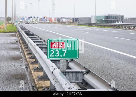 Indicatore di distanza lungo l'autostrada più trafficata dei Paesi Bassi, La A-12, tra le città di Utrecht e l'Aia. Messa a fuoco in primo piano. Foto Stock