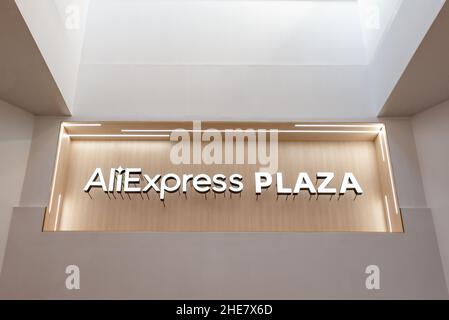 Madrid, Spagna - 9 novembre 2021: Cartello AliExpress Plaza Shop con sfondo chiaro bianco Foto Stock