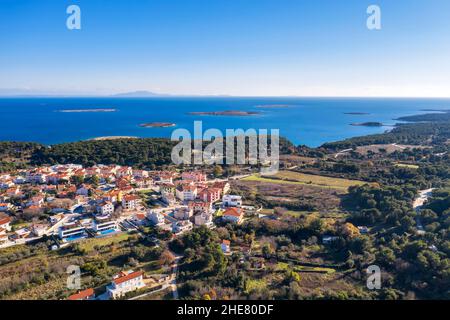 Una vista aerea da Premantura contro le isole Trumbuja, Bodulas, Ceja, Sekovac, Fenera, Nella distanza isola di Cres, Istria, Croazia Foto Stock