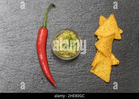 piccola porzione di guacamole in ardesia Foto Stock