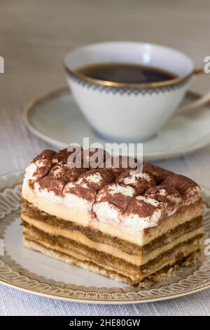 Tiramisù su un piatto con caffè Foto Stock