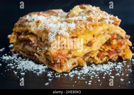 lasagne fresche su ardesia nera Foto Stock