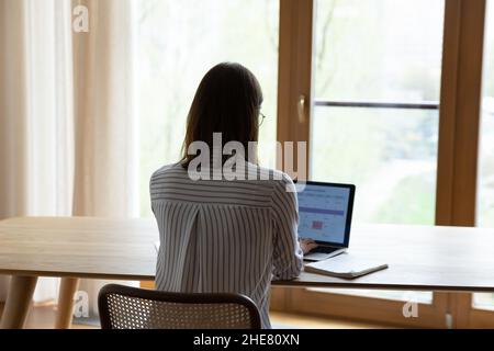 Donna d'affari che lavora al tavolo del posto di lavoro dell'ufficio domestico Foto Stock