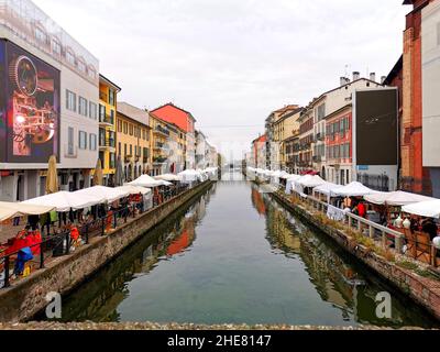 Un punto di fuga di un mercato delle pulci attraverso i Navigli a Milano Foto Stock