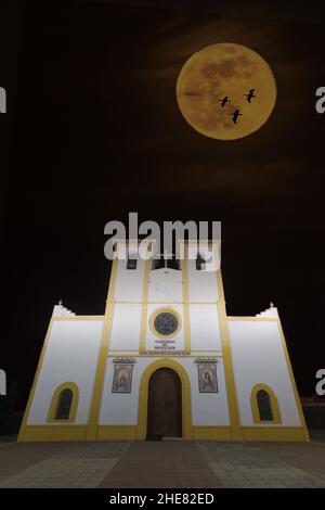 Fotografia notturna della Chiesa di Santa Ana de Villanueva de las Torres, Granada Foto Stock