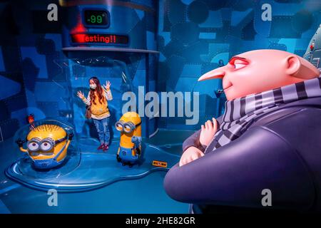 Taipei, Taipei, Taiwan. 9th Jan 2022. Una donna si pone per le foto con i servi, ad una mostra 'Despicable Me' al Parco creativo Huashan 1914. Nonostante l'aumento di Omicron, il numero di infezioni da Covid a Taiwan rimane relativamente basso in base a rigorose misure di prevenzione dei virus e di controllo delle frontiere. La mostra sarà in corso fino al 4th aprile di quest'anno. (Credit Image: © Daniel Ceng Shou-Yi/ZUMA Press Wire) Foto Stock