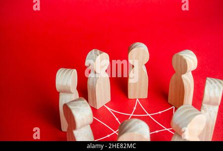 Persone in cerchio collegate da linee. Lavoro di squadra. Meeting di lavoro. Relazioni reciproche. Cooperazione per risolvere i problemi. Terapia di gruppo. Interazioni di squadra Foto Stock