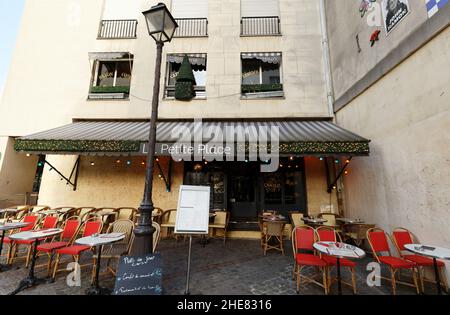 Il tradizionale caffè francese la Petite Place si trova nel quartiere Marais di Parigi, Francia. Foto Stock
