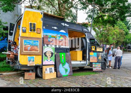 Furgone che vende arte in strada acciottolata, San Paolo, Brasile Foto Stock