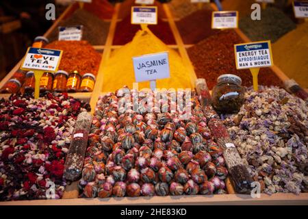 Istanbul, Turchia - 6 dicembre 2014: Vendita di spezie e tè sul mercato turco Foto Stock