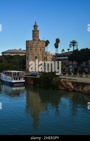 Il lungomare di Siviglia. Il centro della città di Siviglia, Andalusia, Spagna. Foto Stock