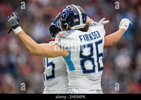 Houston, Texas, Stati Uniti. 9th Jan 2022. Tennessee Titans Tight End Anthony Firkser (86) celebra il suo touchdown con l'ampio ricevitore Nick Westbrook-Ikhine (15) durante il 2nd quarto di una partita di football NFL tra i Tennessee Titans e gli Houston Texans allo stadio NRG di Houston, Texas. Trak Smith/CSM/Alamy Live News Foto Stock