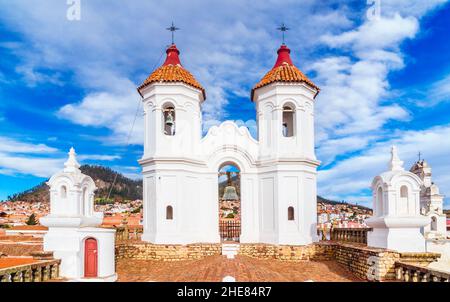 Campanile e kupola del Monastero di San Felipe Neri a Sucre, Bolivia Foto Stock